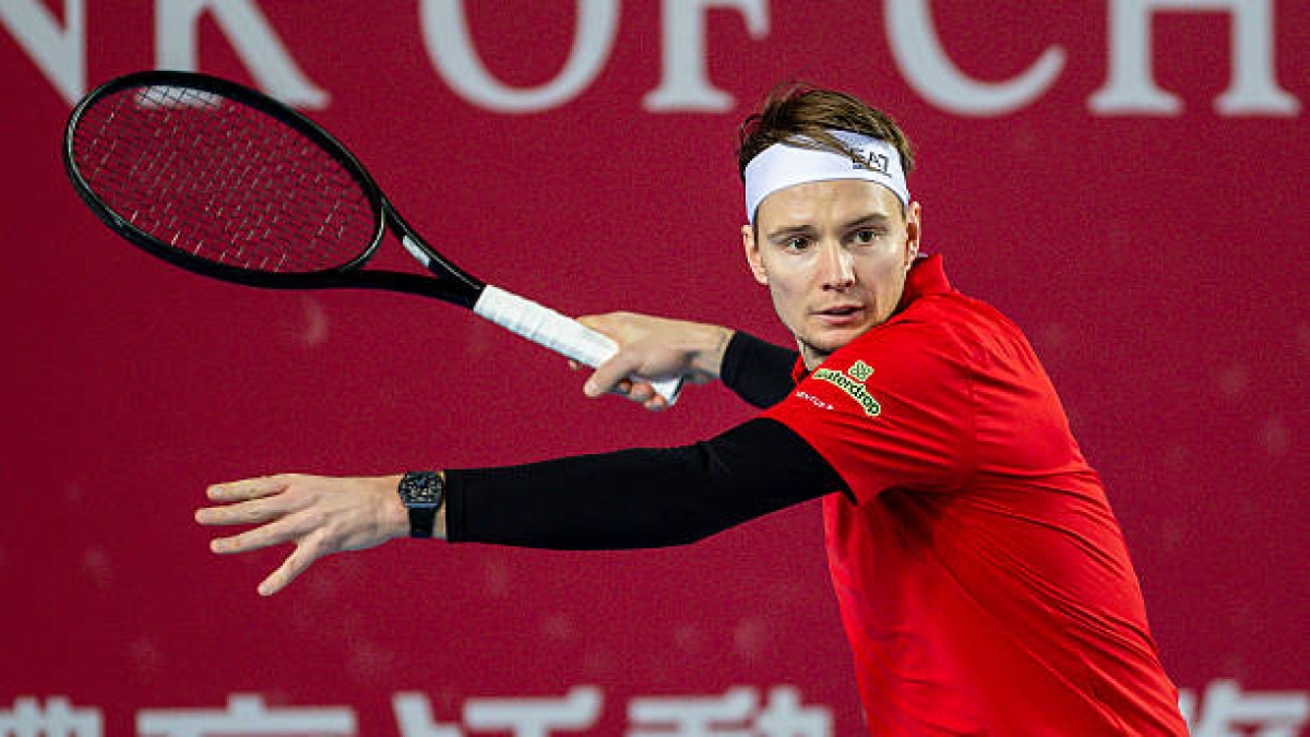 Bublik could reach the top-10 if he wins in Hong Kong.  

Translation: Bublik pourrait atteindre le top-10 s'il gagne à Hong Kong.
