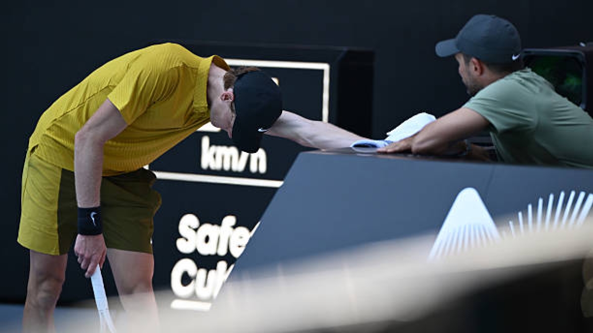 Jannik Sinner descansa en Open de Australia 2026. Foto: gettyimages
