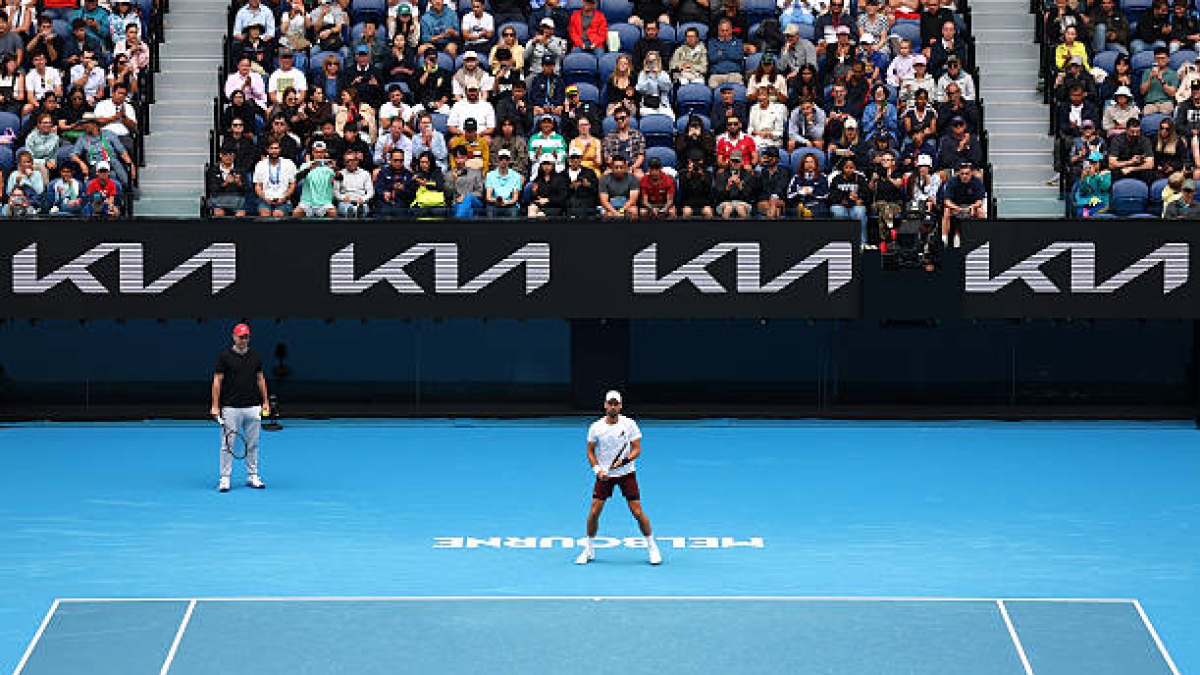 Djokovic s'entraîne déjà à Melbourne sous le regard attentif des Australiens. Photo : Getty