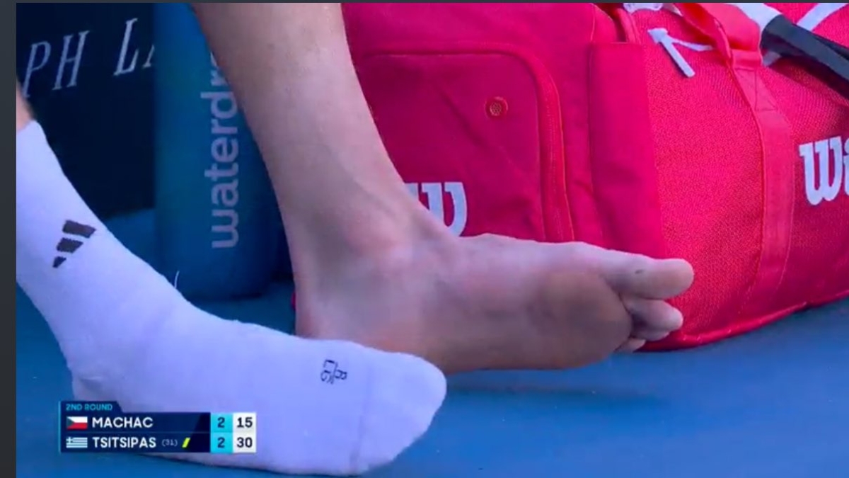 Tsitsipas causa preocupación nuevamente por las molestias en el tobillo. Foto: Getty