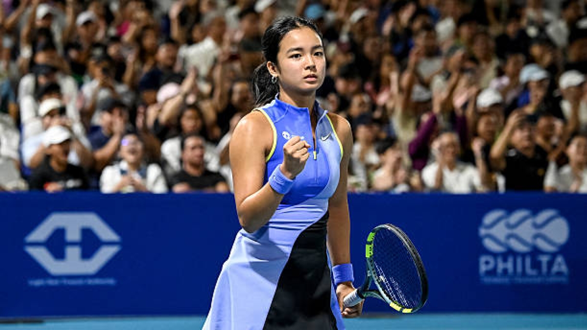 El público filipino vuelve a llevar en volandas a Eala en su victoria ante Sonmez en Abu Dhabi. Foto: Gettyimages