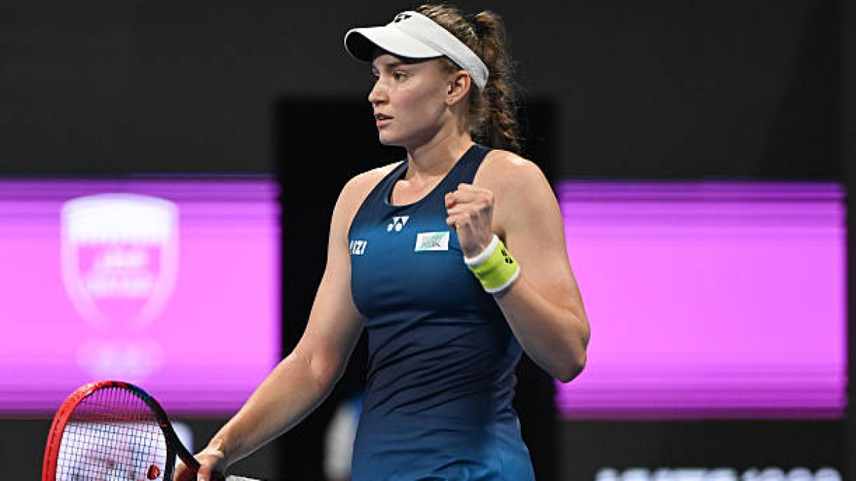 Rybakina avanza con pugno di ferro a Dubai.
