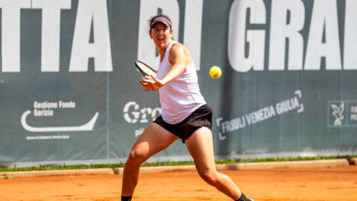 Voici la technique surréaliste de service d'une joueuse de tennis que vous n'aviez jamais vue auparavant. Photo : Gettyimages.