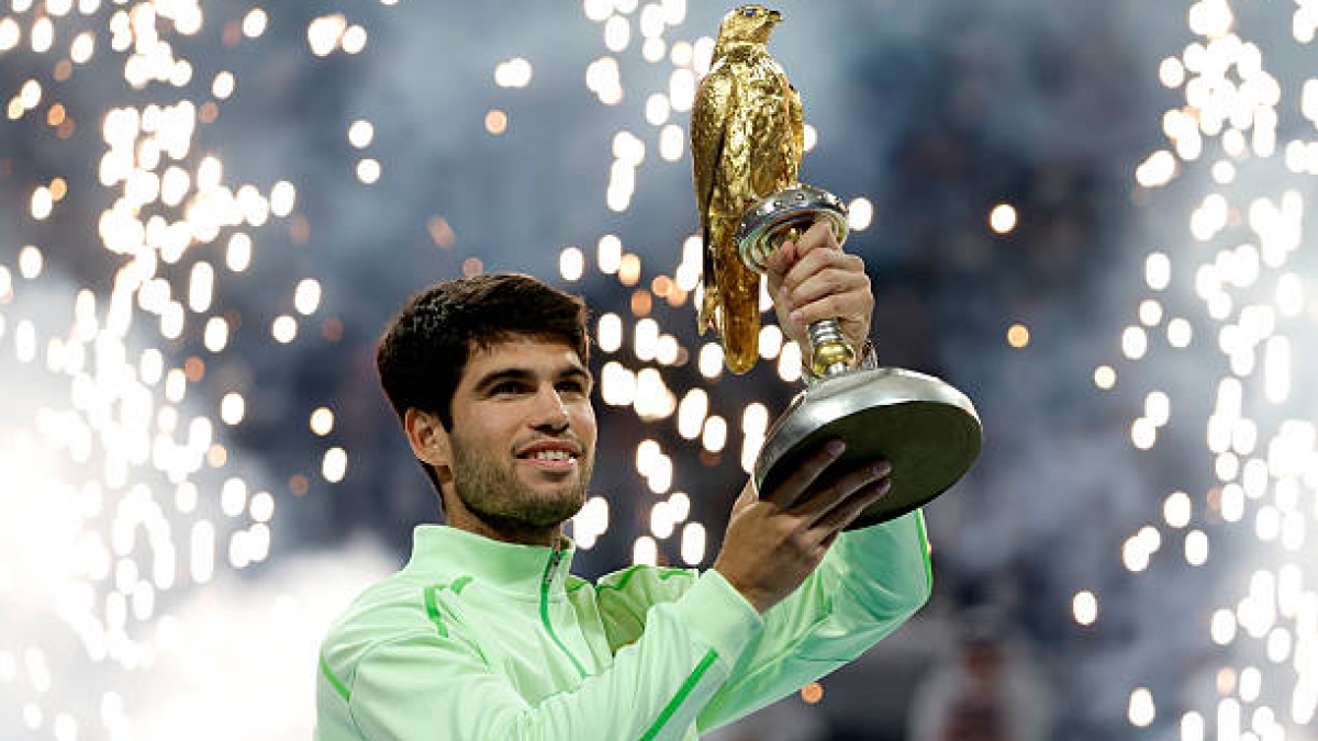 Alcaraz levanta otro trofeo más, el segundo título de 2026, en Doha. Fuente: Getty