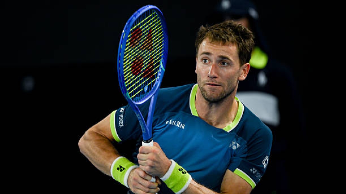 Casper Ruud throws the racket. Photo: gettyimages