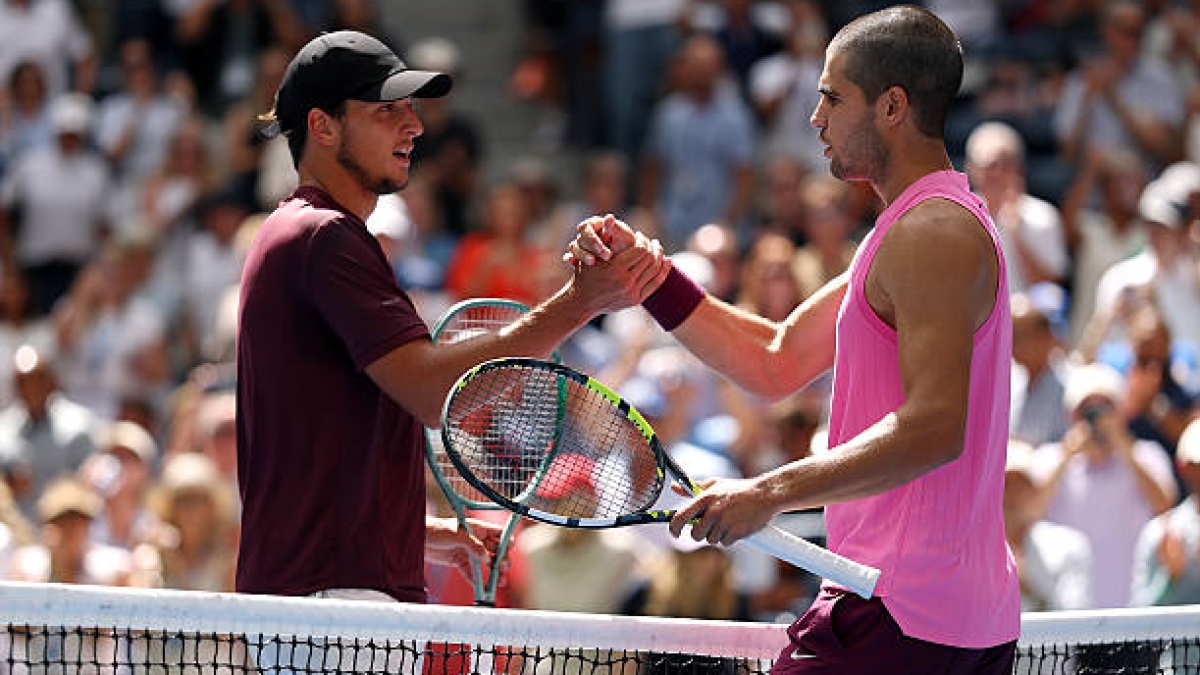 Darderi ha competido contra Alcaraz (en el US Open, en la foto) y vs Sinner... y así los define. Fuente: Getty