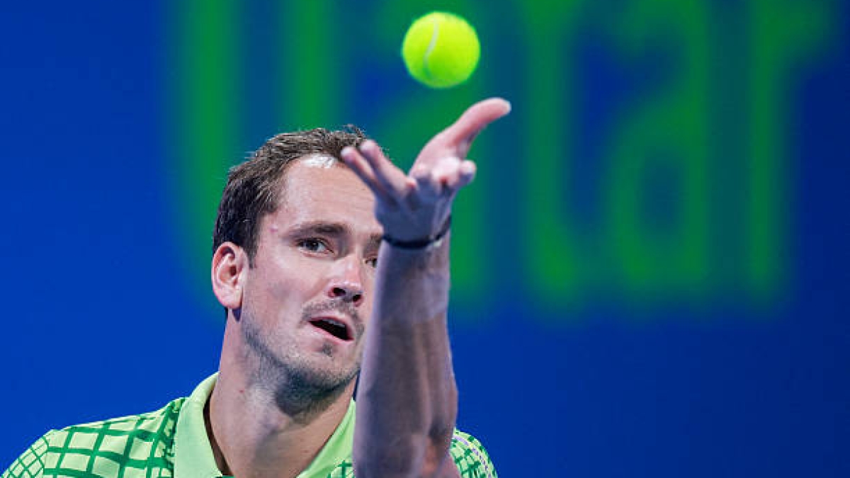 Medvedev regains the smile (and victory) in Doha.