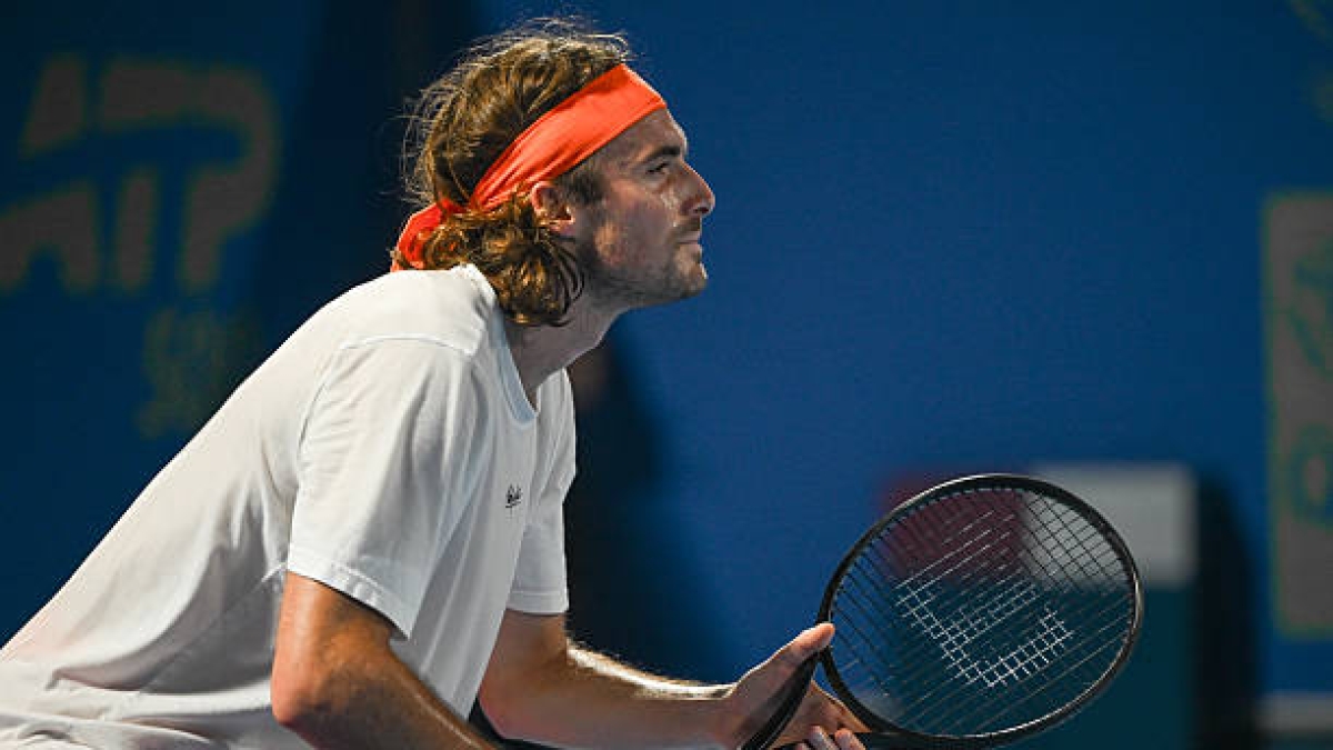 Stefanos Tsitsipas incontra Medvedev a Doha. Foto: gettyimages
