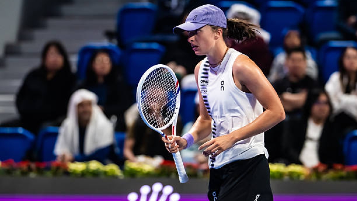 Swiatek sobrevivió en Doha tras un inicio complicado.