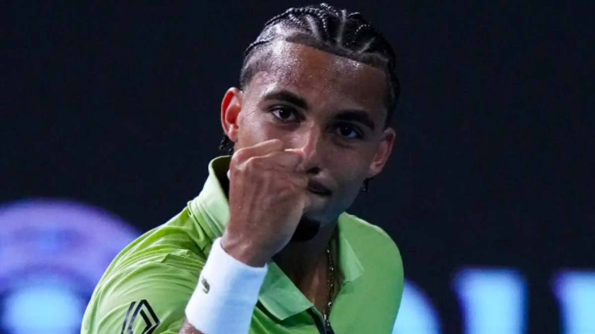 Tsitsipas, sul punto di andarsene in 'bicicletta' contro un Fils imbattibile.