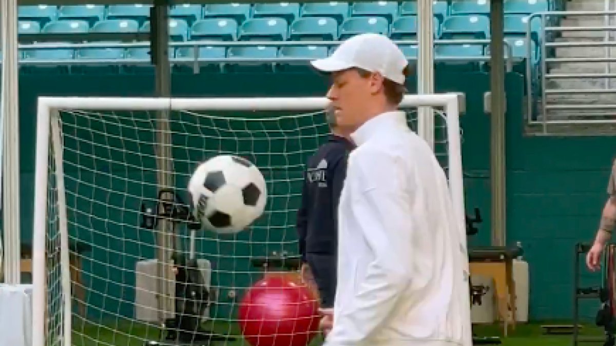 Sinner sorprende mostrando la sua grande abilità per il calcio.