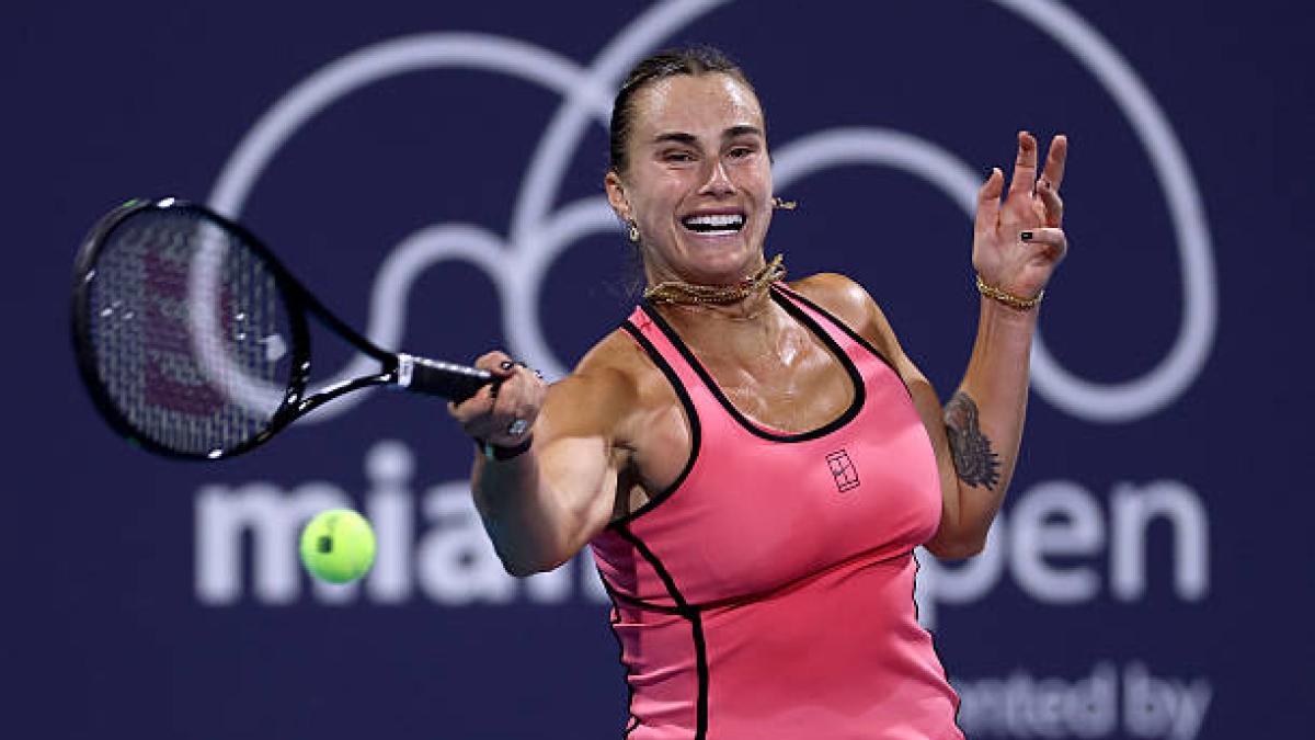 Sabalenka va de menos a más ante McNally en Miami.