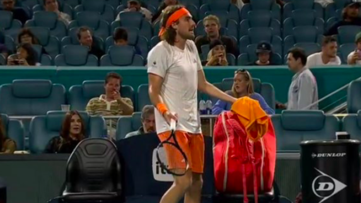 錫西帕斯因迈阿密失利而对光照不足感到愤怒。来源：TennisTV