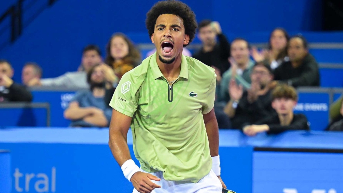 A smartphone displaying a modern betting interface, symbolizing mobile access to Verywell.bet