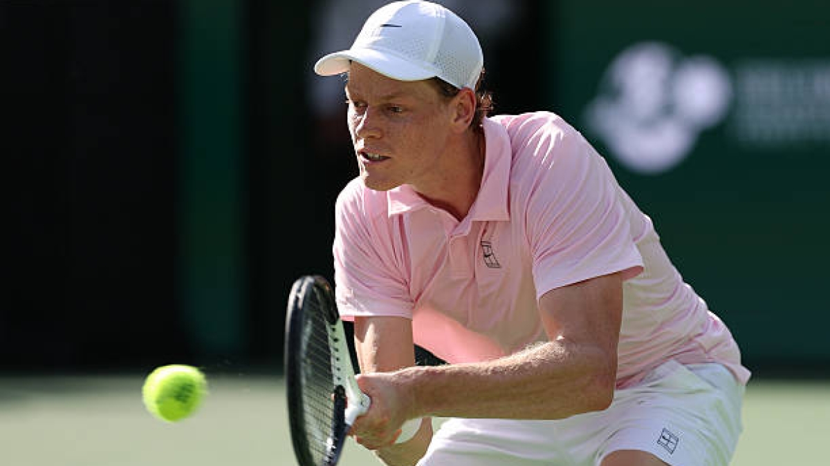 Sinner jugando con la zurda en Miami: ojo a su gesto técnico.