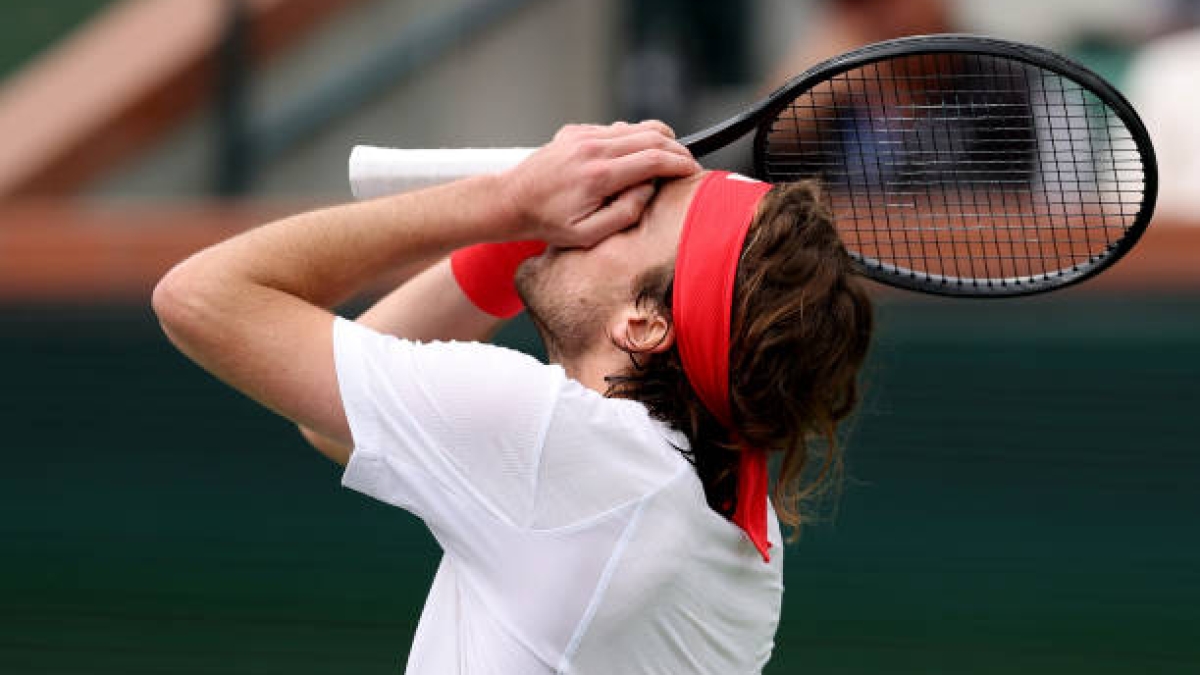 Tsitsipas non esce dal suo loop e cade al primo turno agli Indian Wells.