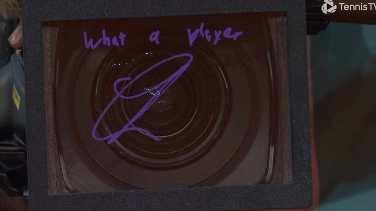 Sinner se acuerda de Jódar al firmar la cámara: "¡Qué jugador!". Foto: X Foto: Gettyimages