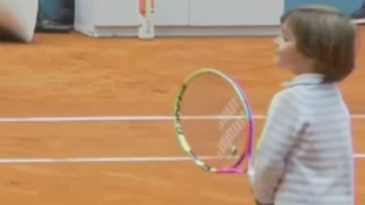 纳达尔的大儿子是怎么击打球的。Fuente: Twitter