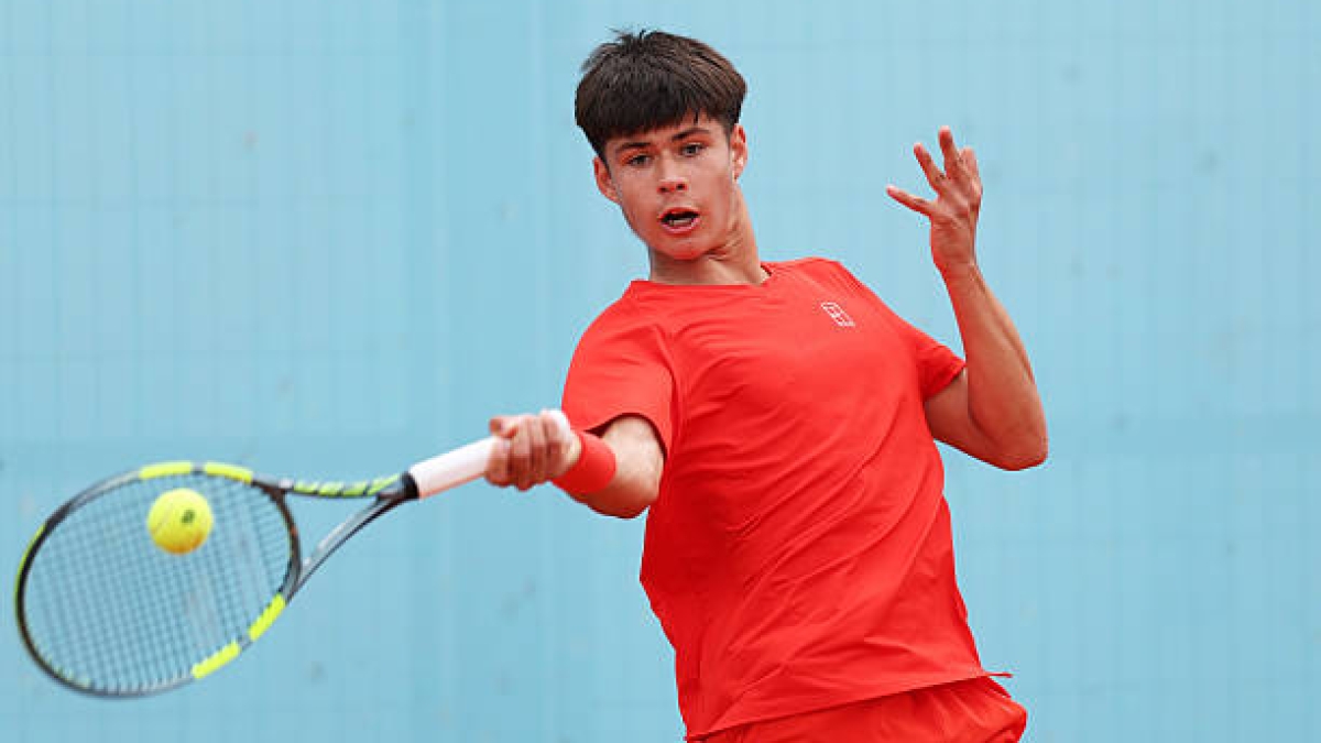 Jaime Alcaraz debuta con victoria en el Mutua Madrid Open sub-16, bajo la atenta mirada de su hermano Carlos. Foto: Gettyimages