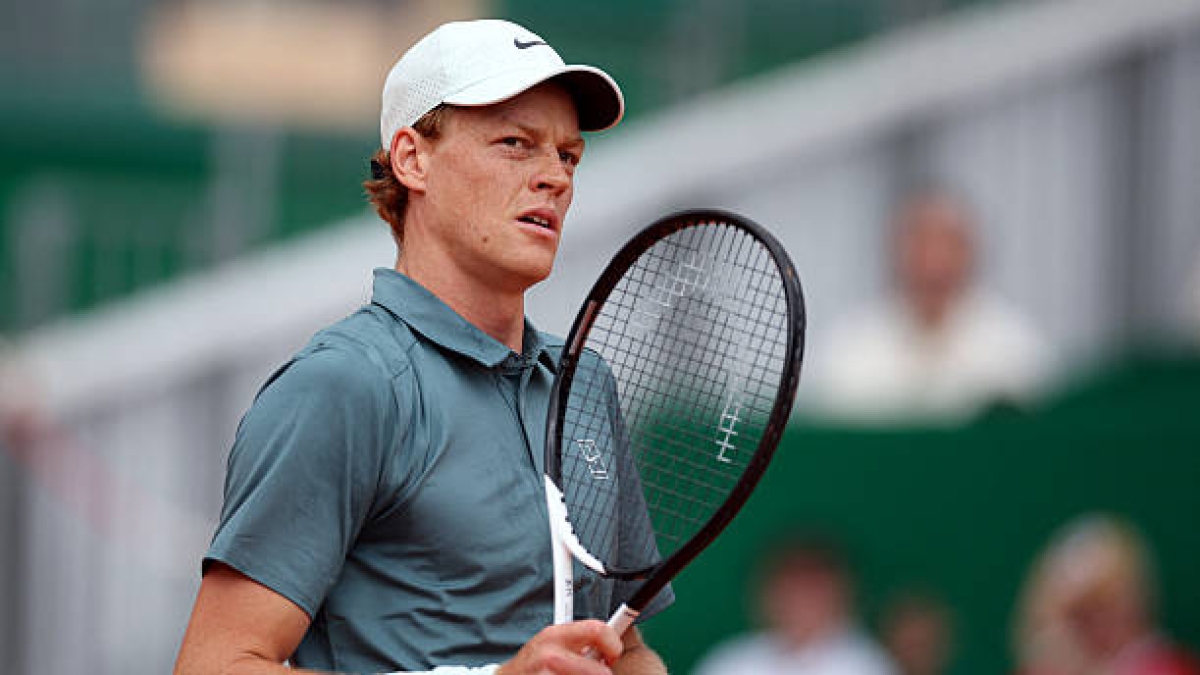 Sinner anche vola sulla terra battuta e si sbarazza senza problemi di Humbert nel suo debutto a Montecarlo. Foto: Gettyimages