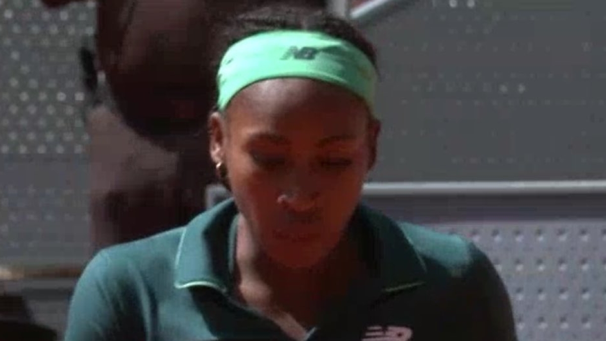 高芙在与切尔斯特亚的比赛中在球场上呕吐。来源：Getty