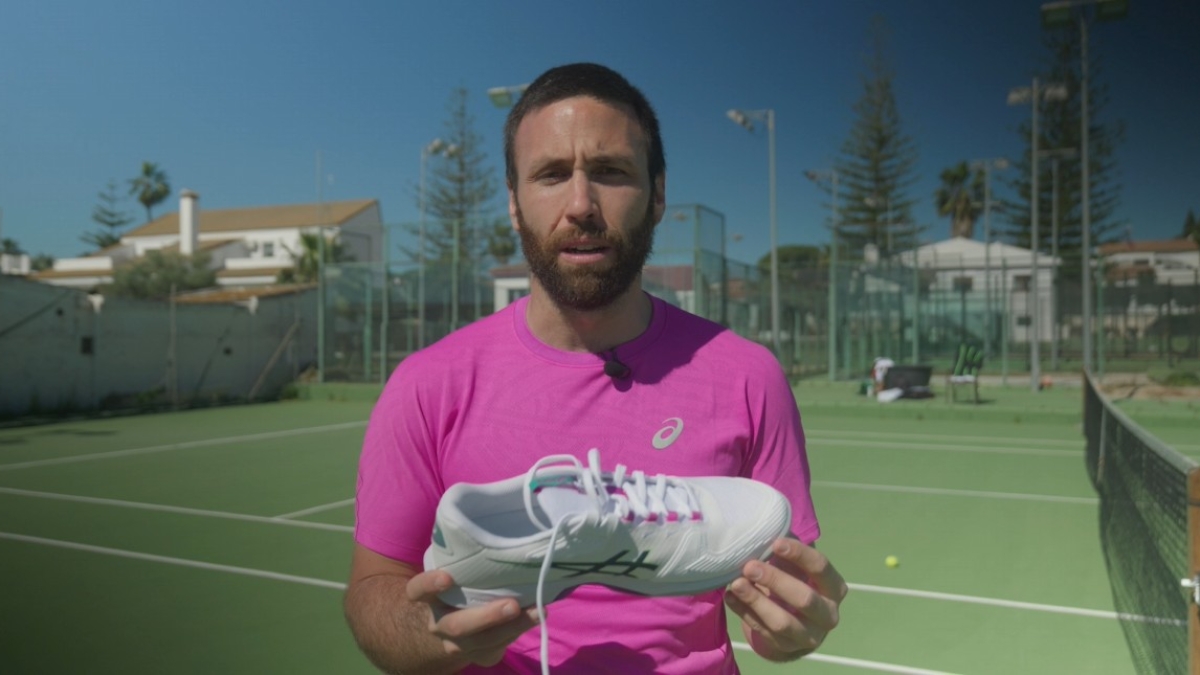 We analyze the Asics Solution Speed FF4 sneakers.