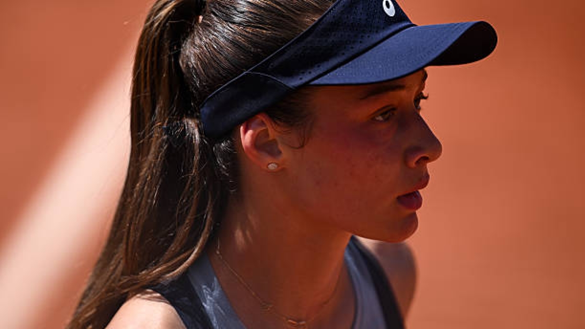 Duras imágenes en Roland Garros: Sonmez se lesiona por culpa de un cartel publicitario