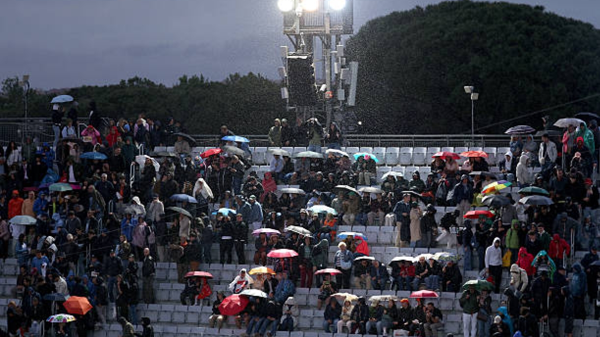 Rain forces the Landaluce vs. Medvedev match to be paused in Rome. Photo: Getty Images