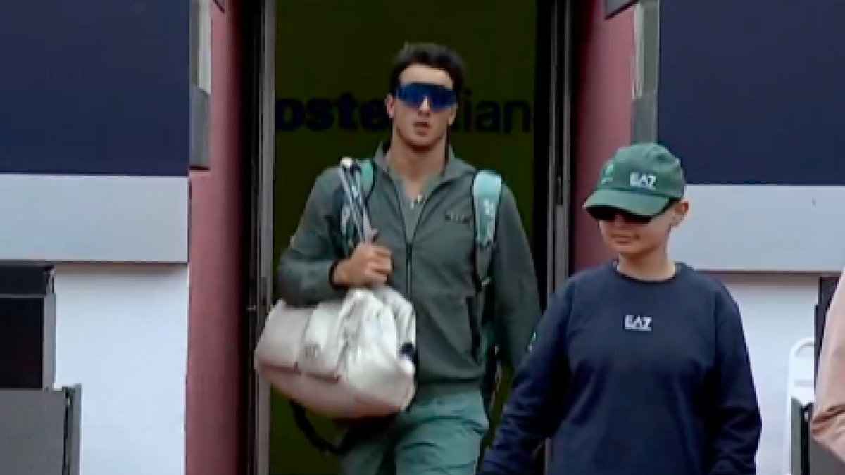 Así fue la extravagante entrada a pista de Darderi en su primera semifinal de Masters 1000. Fuente: TennisTV