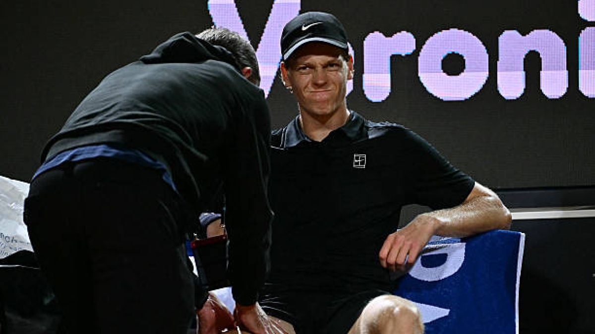 Medvedev y su queja por la entrada del fisio con los calambres de Sinner: "¿No nos multan por esto?". Foto: Gettyimages