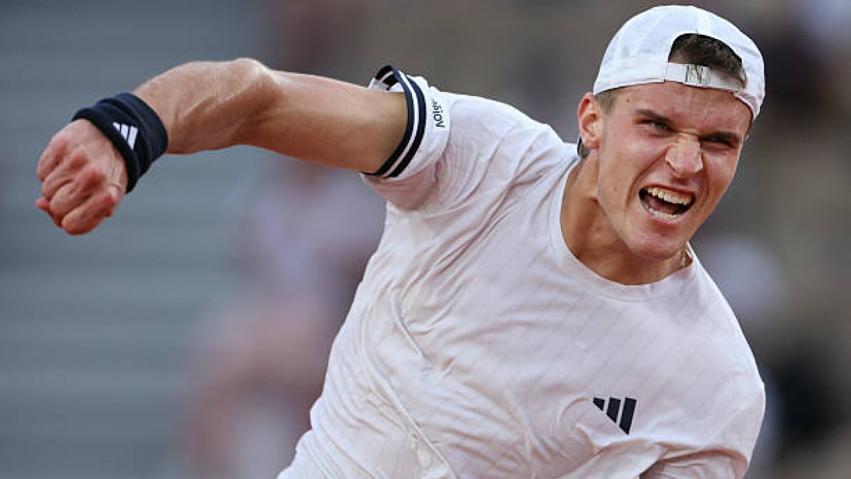 Un Mensik rejuvenecido se carga a De Miñaur y se mete en sus primeros octavos de Roland Garros. Foto: Gettyimages