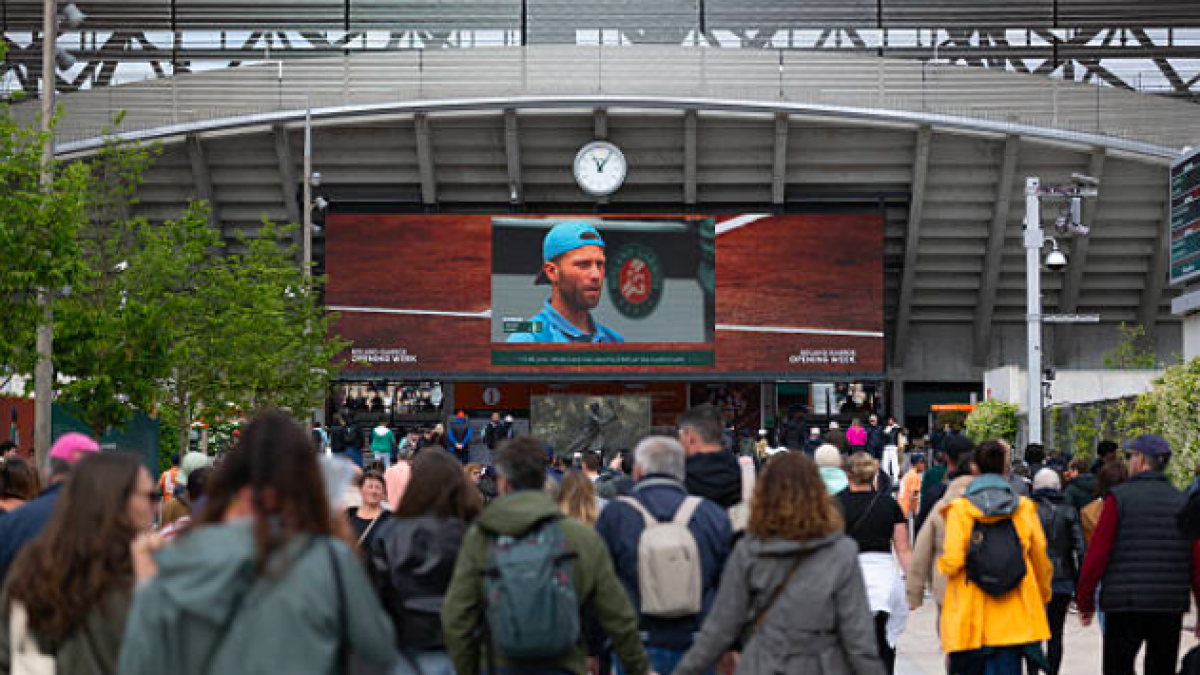 Los Grand Slams son los mejores torneos del mundo porque siempre intenta mejorar con el paso de los años, incluso un pequeño cambio puede suponer un gran cambio o una manera de diferenciarse con el resto de los torneos. Este año, el público de Roland Garros está especialmente contento porque en las pantallas han añadido una nueva tecnología que indica el aforo en directo de cada pista. Es decir, que estando en una pista viendo tenis, puedes enterarte de si el resto están más o menos llenas. Fuente: Getty