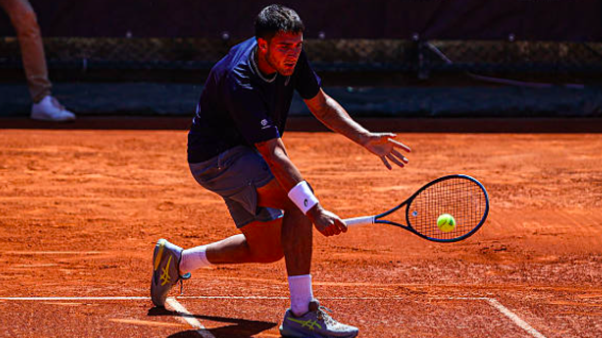 Pablo Llamas consigue escapar de la trampa de Moutet. Fuente: Getty