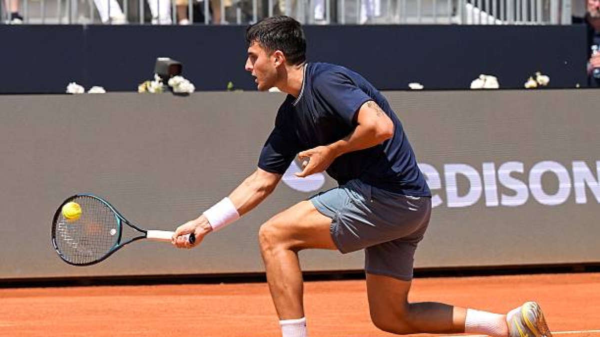 Así fue el puntazo de Llamas ante Medvedev... ¡cambiándose la raqueta de mano! Foto: Gettyimages