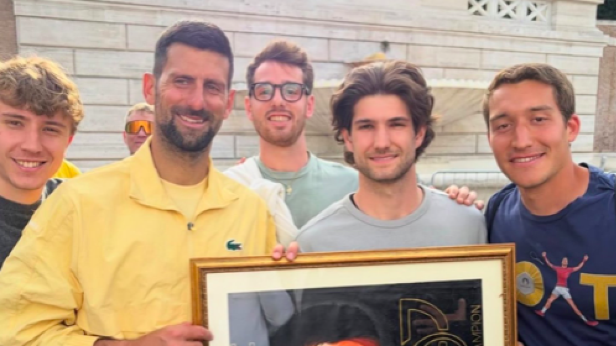Un groupe de supporters surprend Djokovic à Rome avec un cadeau qu'il n'oubliera pas.