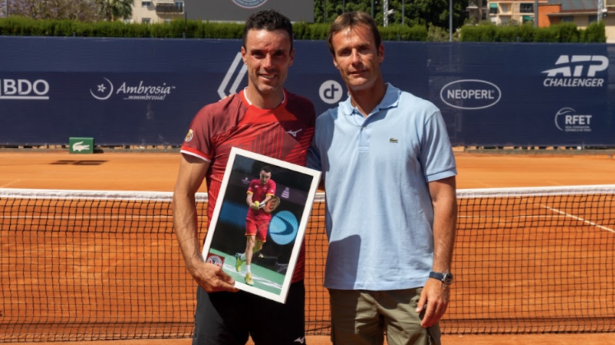 Roberto Bautista se despide de la Copa Faulcombridge con un bonito homenaje