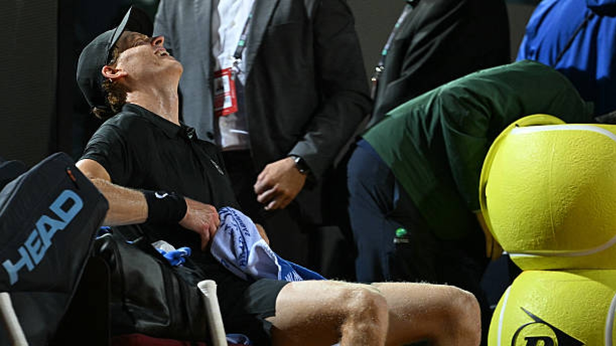 Así fueron los mareos y calambres que sufrió Sinner en el segundo set ante Medvedev. Foto: Gettyimages