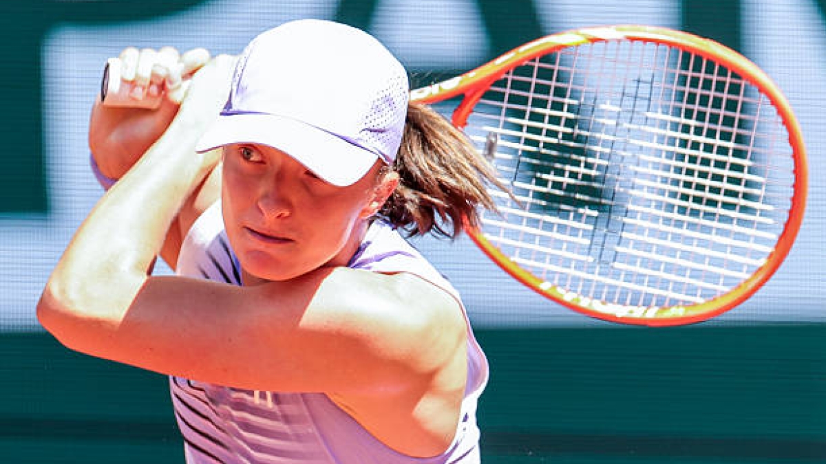 Swiatek surpasse Linette et rencontre Kostyuk à Roland Garros.