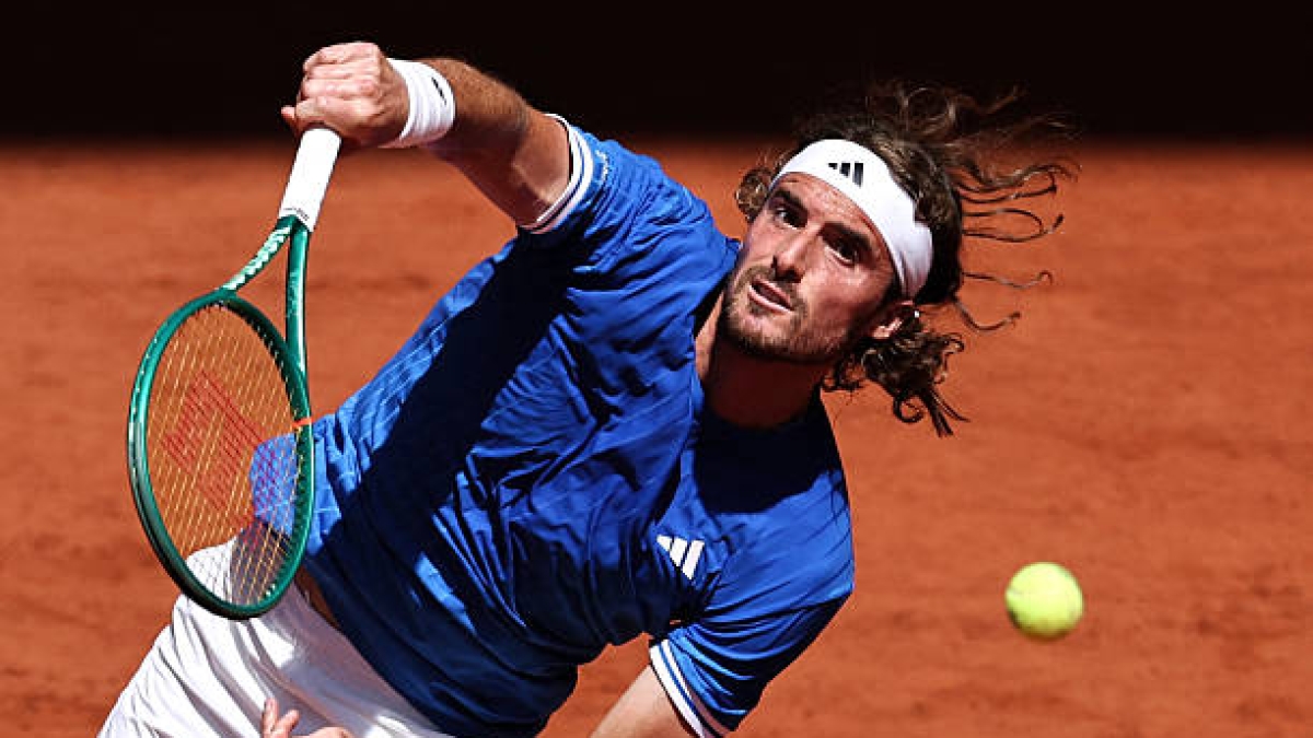 Tsitsipas se aprovecha de la retirada de Muller en Roland Garros