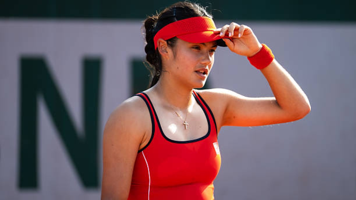 Emma Raducanu et un grand revers à Paris.