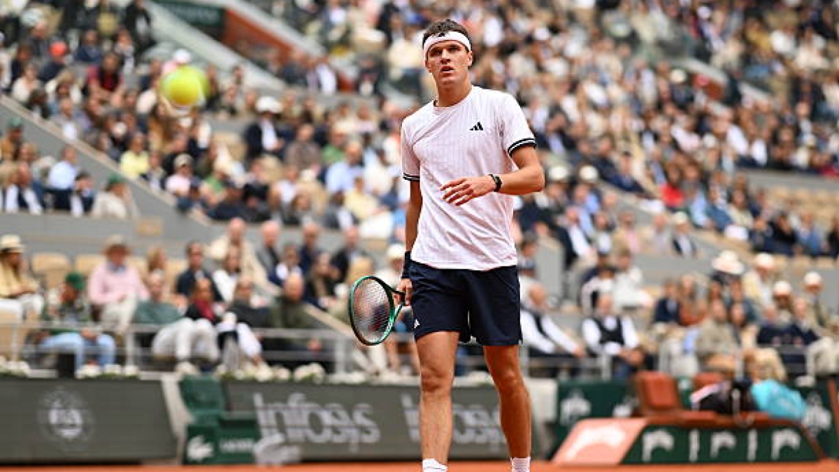 Agassi harshly criticizes Mensik after his defeat against Zverev at Roland Garros. Source: Getty Images.