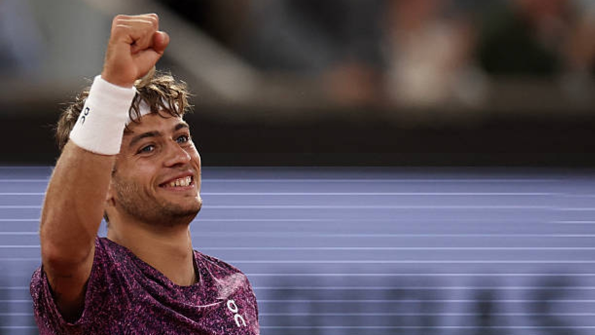 El bonito gesto de Arnaldi y Berrettini con Cobolli en Roland Garros. Fuente: Getty Images.