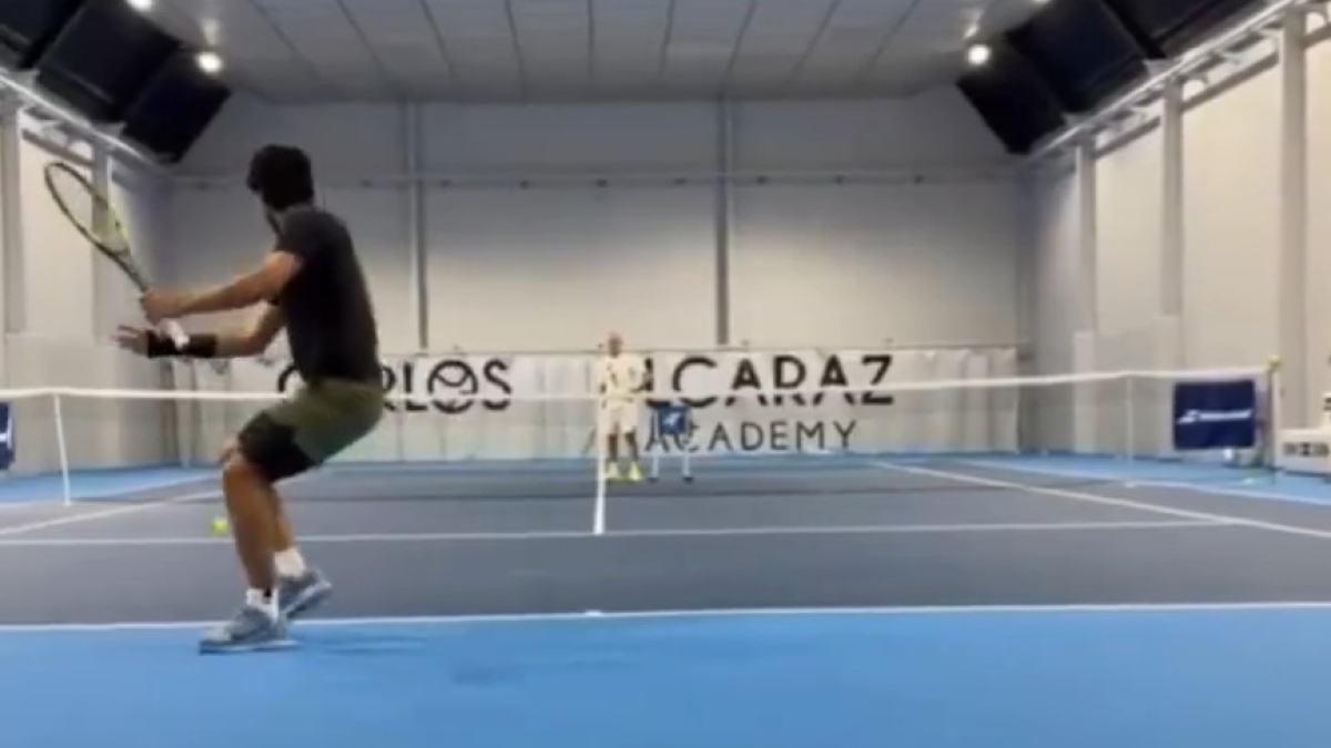 La ciencia da la razón a Alcaraz a la hora de entrenar con la mano izquierda: "Eso puede ayudar a la mano lesionada"