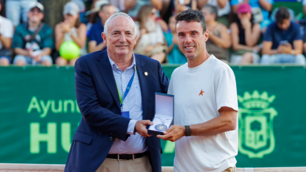 Roberto Bautista surprises by retiring at the Copa del Rey de Tenis in Huelva. Source: RCT Huelva

Translation: Roberto Bautista surprend en se retirant à la Copa del Rey de Tenis de Huelva. Source : RCT Huelva