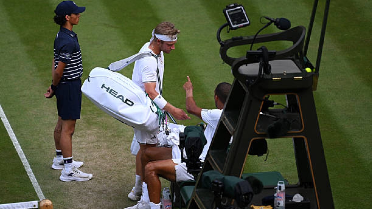 Tensión en la red entre Davidovich y Aliassime tras su partido en Wimbledon. Fuente: Getty Images.
