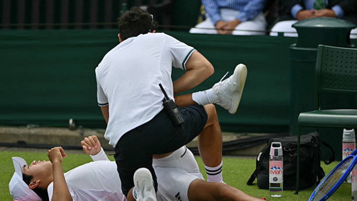 Tien acaba comiendo hamburguesas en el hospital tras su derrota en Wimbledon