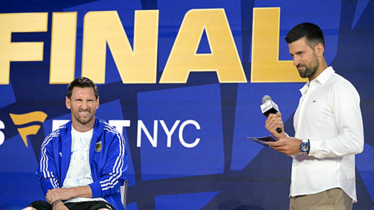 Novak Djokovic hace una pregunta a Messi. Foto: gettyimages