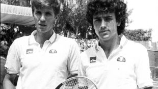 Un joven Juan Aguilera, en la previa de una eliminatoria de Copa Davis en 1983. Fuente: Lawebdeltenis