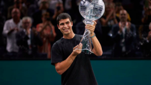 Carlos Alcaraz con el título de número uno del mundo. Foto: Getty