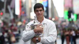 Carlos Alcaraz posa con su título de campeón. Fuente: Getty.